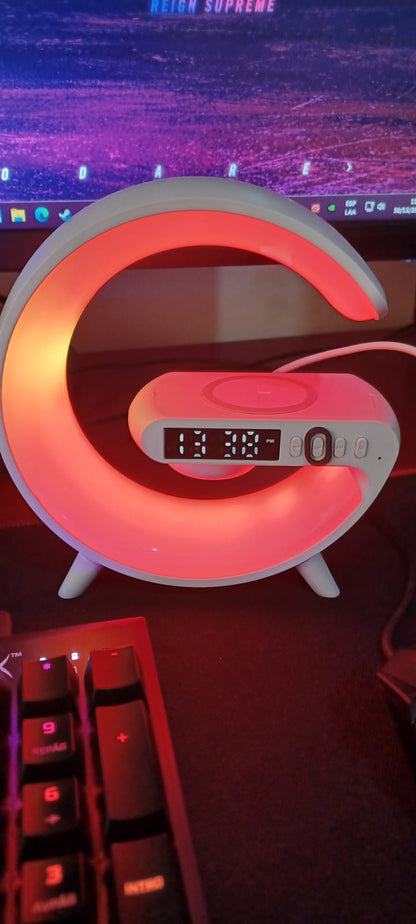 Parlante RGB con Reloj y Carga inalámbrica.